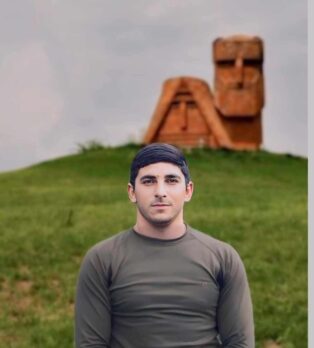 Անմահ հերոս Արման Մնացականյան